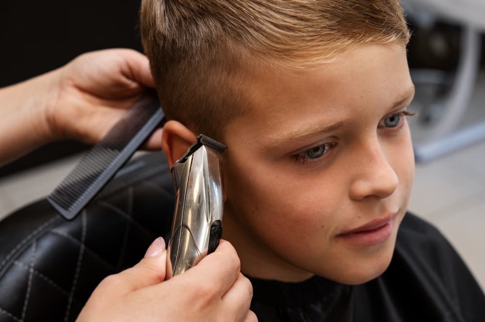 Knipbeurt met tondeuse bij een kind