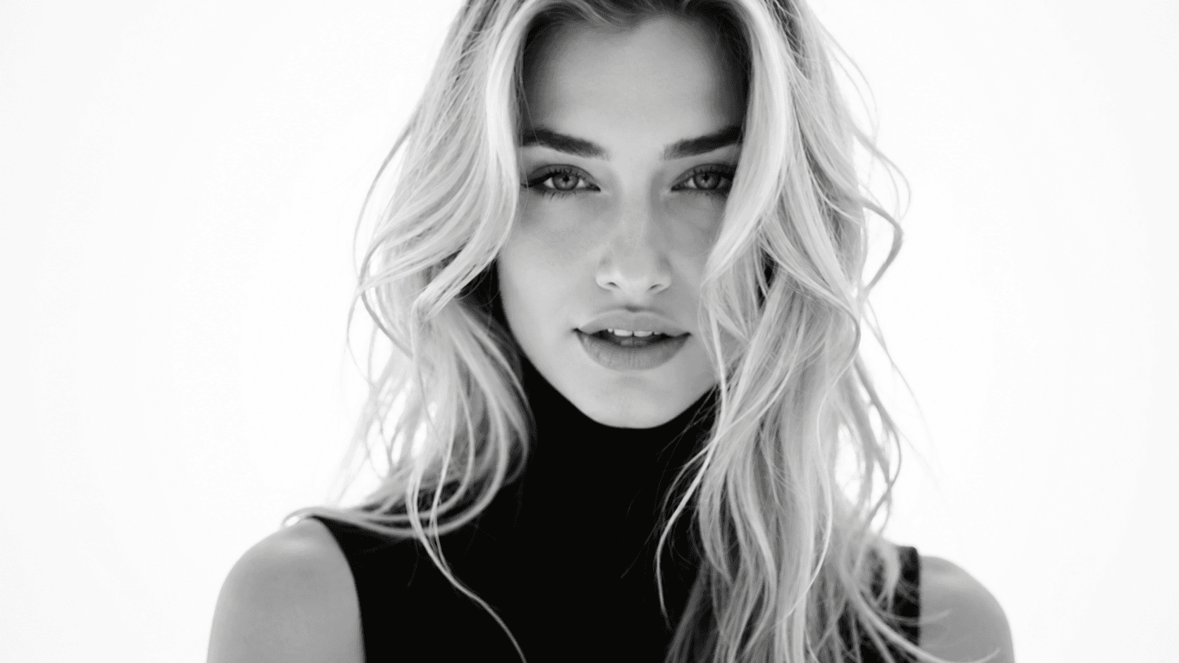 Zwart-wit portret van een vrouw met blond haar